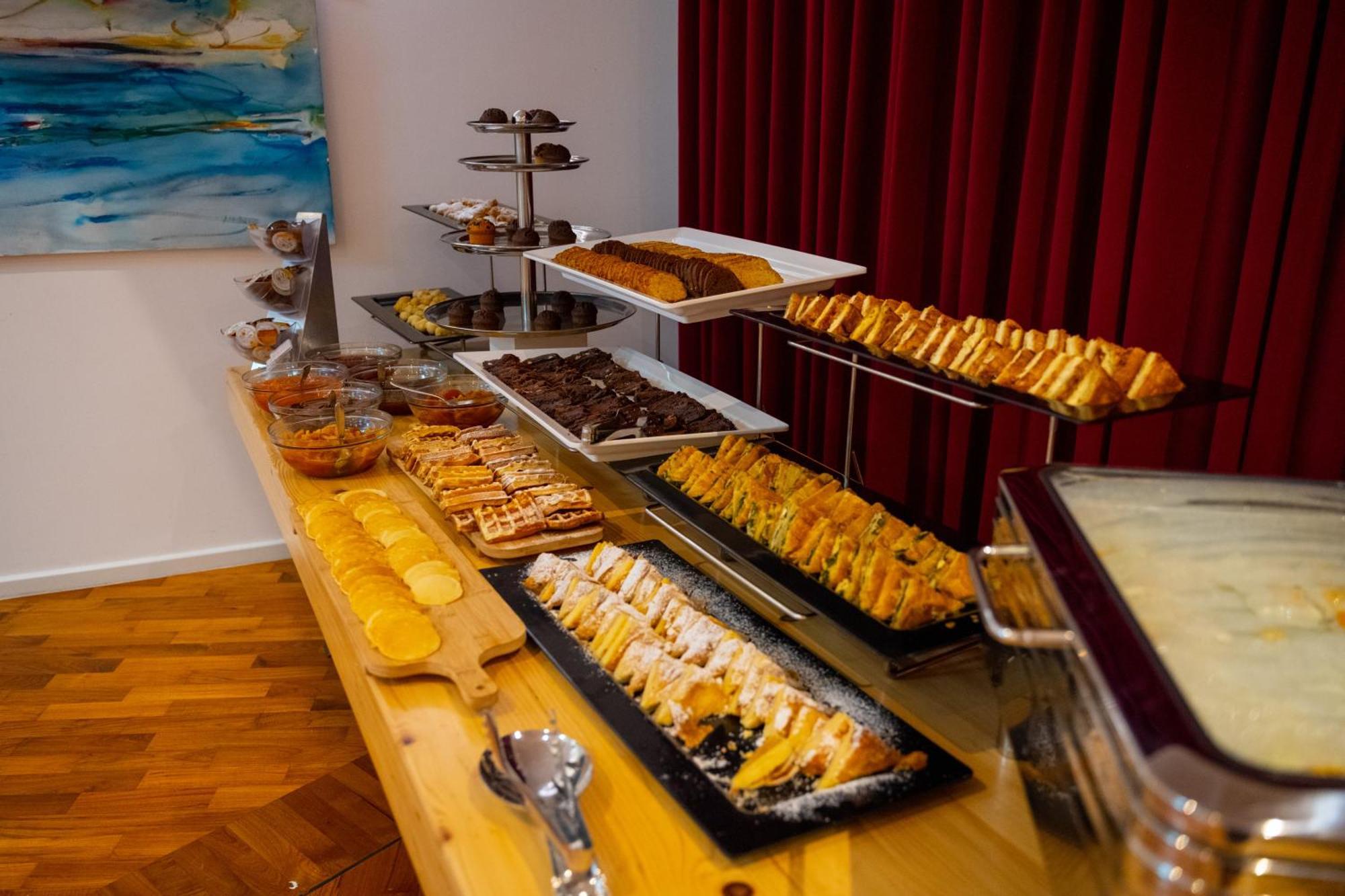 Bougainville Bay Hotel Sarande Exterior photo A buffet