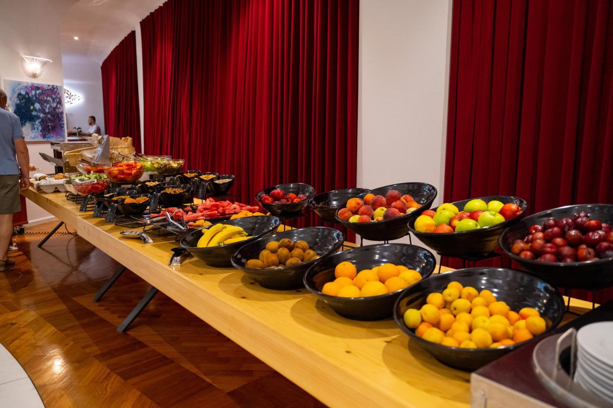 Bougainville Bay Hotel Sarande Exterior photo Fruit buffet