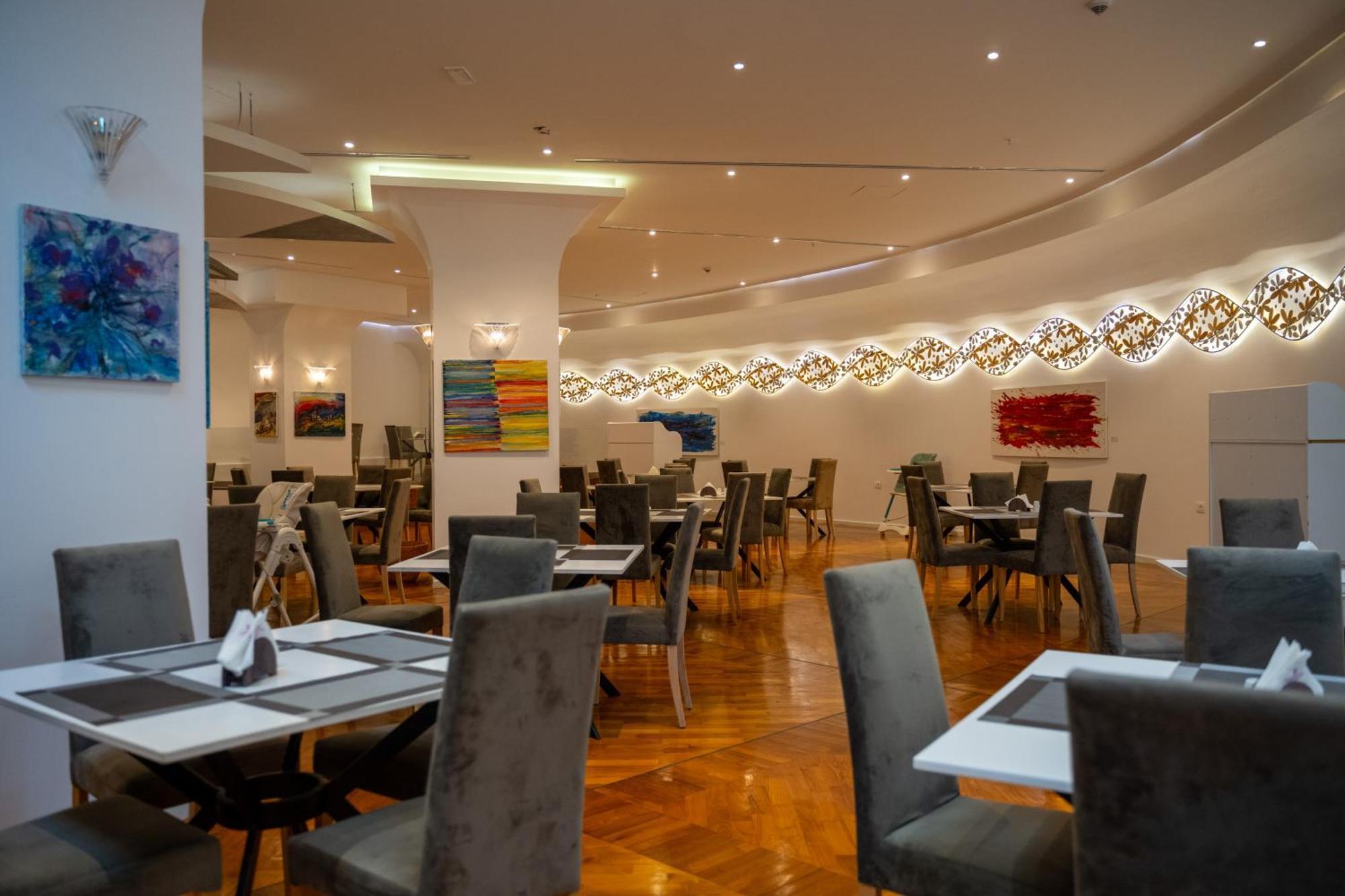 Bougainville Bay Hotel Sarande Exterior photo The restaurant