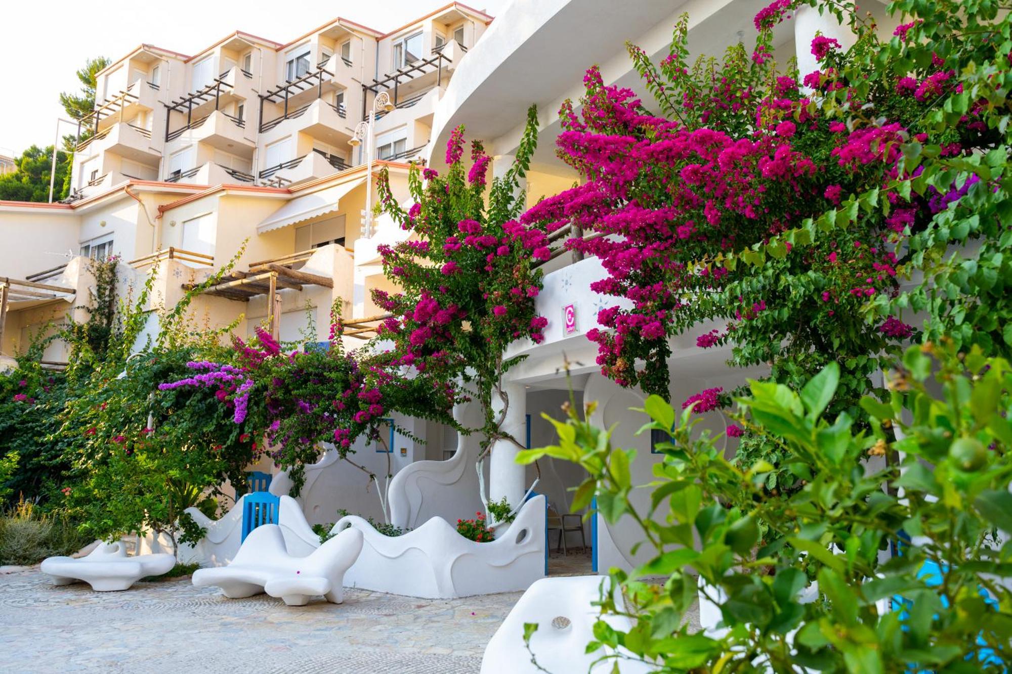 Bougainville Bay Hotel Sarande Exterior photo The hotel's main entrance