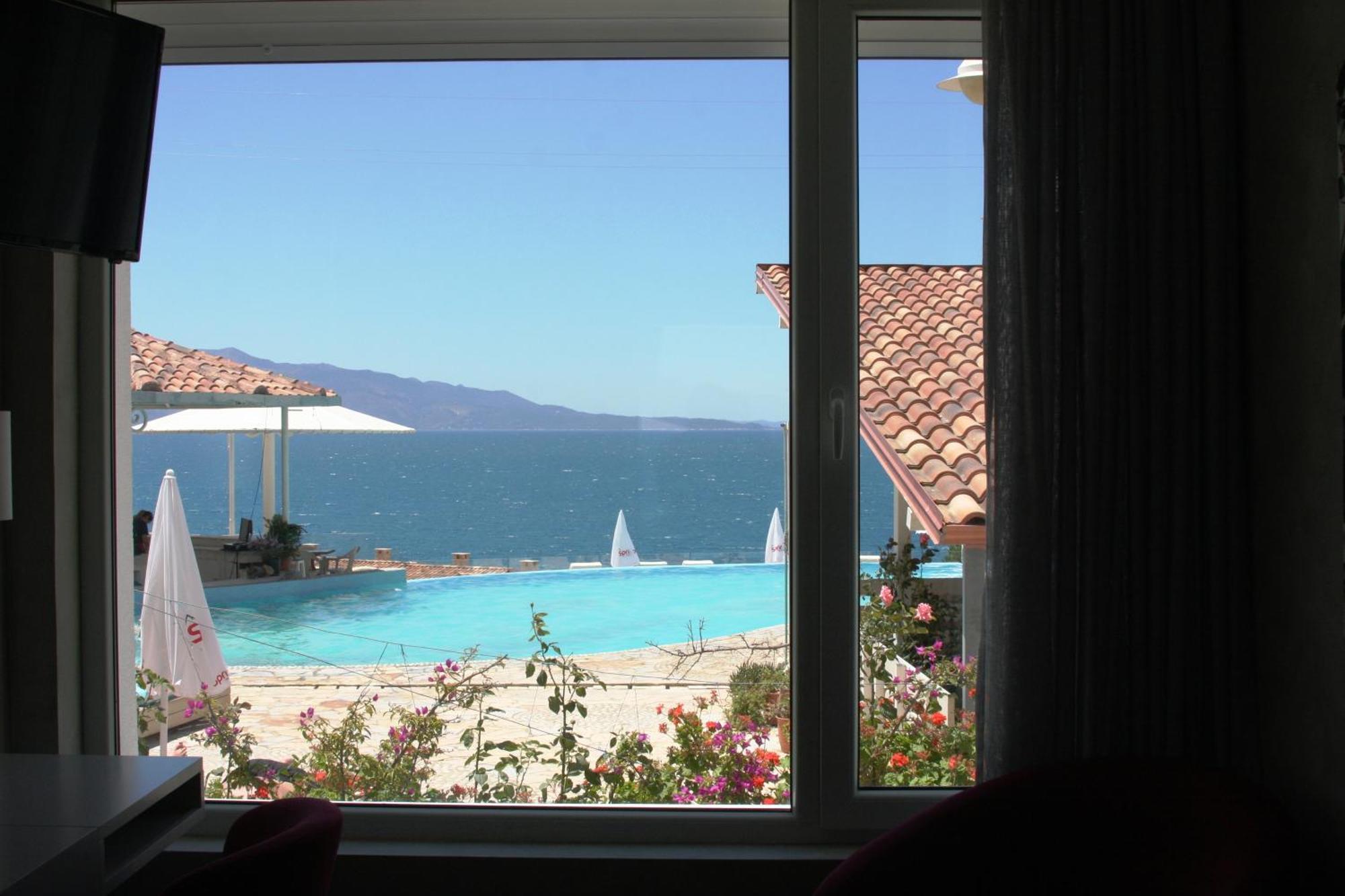 Bougainville Bay Hotel Sarande Room photo View of the beach from a hotel room